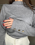 Pull col montant avec boutons dorés GRIS ✨