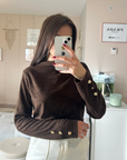 Pull col montant avec boutons dorés MARRON ✨
