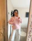 Cardigan rose avec détails floraux