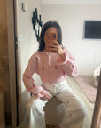 Cardigan rose avec détails floraux