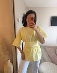 Blouse jaune dos ouvert avec noeud AU DOS
