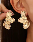 Boucles d’oreilles dorées asymétriques ✨